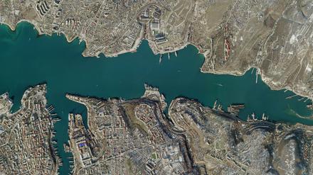 Die vom Planet Labs PBC herausgebene Aufnahme zeigt die Hafenstadt Sewastopol auf der von Russland annektierten ukrainischen Halbinsel Krim.