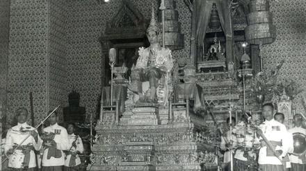Der junge Bhumibol Adulyadej während seiner Krönungszeremonie in Bangkok.