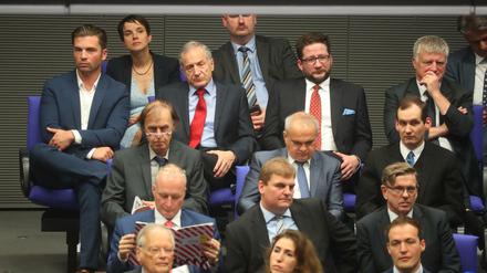 Verbannt in die hinterste Reihe: Frauke Petry und Mario Mieruch (verdeckt) während der konstituierenden Sitzung des Bundestages.