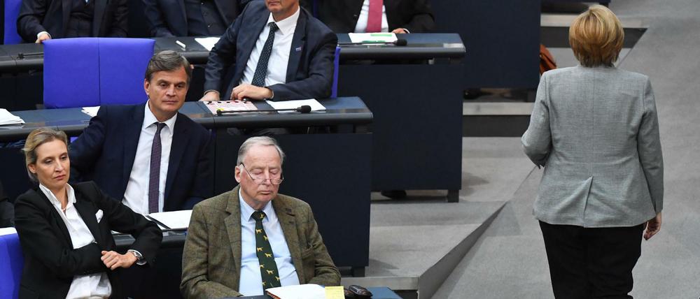 Bundeskanzlerin Merkel geht im Bundestag an den Abgeordneten der AfD-Fraktion vorbei.