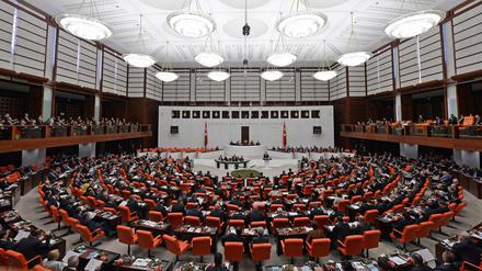 Das Parlament in Ankara nimmt die Arbeit auf, eine neue Regierung ist aber noch nicht in Sicht.