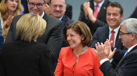 Julia Klöckner (CDU, l) gratuliert Malu Dreyer (SPD, M) am Mittwoch bei der konstituierenden Sitzung des Landtags in Mainz nach deren Wiederwahl zur Ministerpräsidentin.