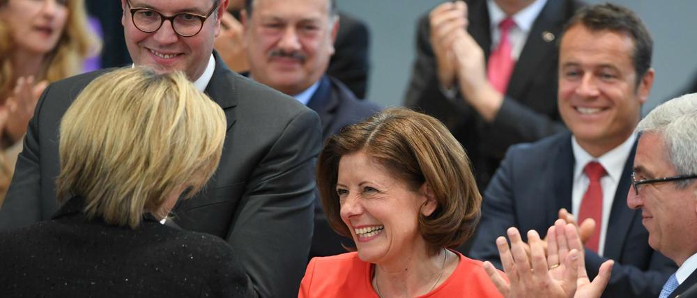 Julia Klöckner (CDU, l) gratuliert Malu Dreyer (SPD, M) am Mittwoch bei der konstituierenden Sitzung des Landtags in Mainz nach deren Wiederwahl zur Ministerpräsidentin.
