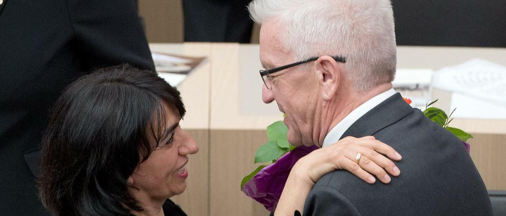 Glückwunsch vom Ministerpräsidenten: Die neu gewählte Präsidentin des Landtags von Baden-Württemberg mit Winfried Kretschmann