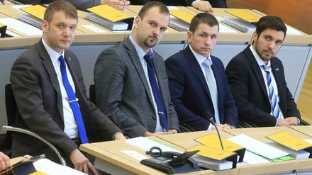 André Poggenburg, Daniel Roi, Matthias Büttner und Tobias Rausch (von links) sitzen in der ersten Reihe der AfD-Fraktion des neuen Landtages im Plenarsaal in Magdeburg.