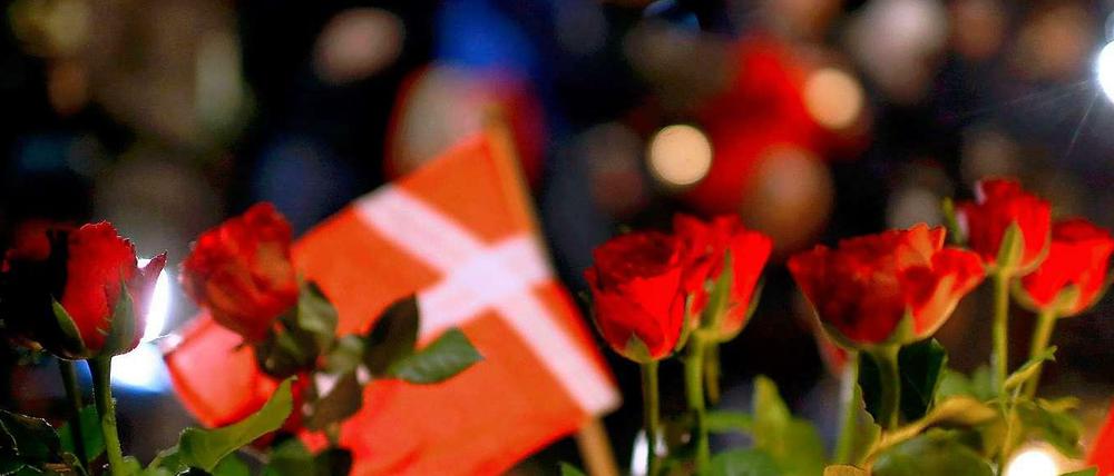 Rosen und dänische Flaggen säumen den Trauerzug für die beiden Terroropfer.