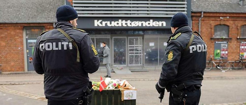 Im Dauereinsatz - Nach dam Attentat in Kopenhagen bewacht die Polizei das Kulturcafé Krudttønden, wo Blumen zum Gedenken der Opfer niedergelegt wurden.