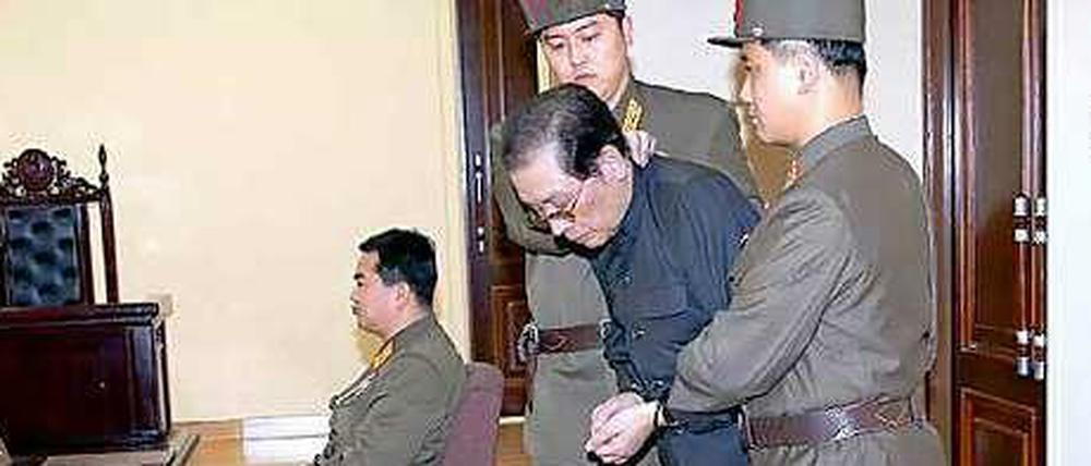 Kurzer Prozess: Jang Song Thaek wird in Handschellen vor das Militärtribunal geführt. Kurze Zeit später ist das Todesurteil vollstreckt. 