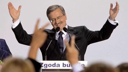 Bronislaw Komorowski freut sich über seinen Wahlsieg.