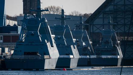 Vier Kriegsschiffe stehen im Hafen von Kiel.