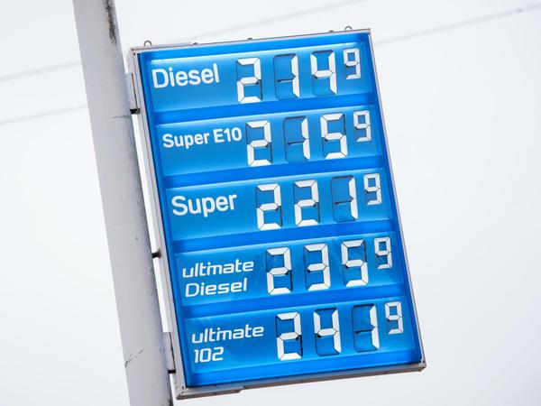 Hohe Kraftstoffpreise für Diesel und Super-Benzin stehen auf der Anzeigetafel einer Tankstelle. 