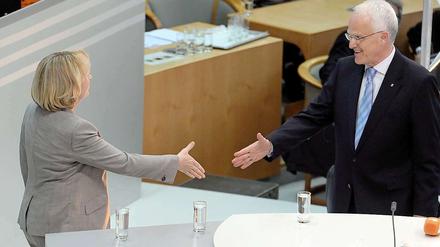 Handschlag im Landtag. Diese Bild von Hannelore Kraft und Jürgen Rüttgers wurde am Wahlabend aufgenommen. Wie die Sondierungsgespräche zwischen SPD und CDU enden, ist offen.