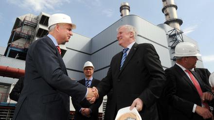 Der Vorstandschef des Energiekonzerns Eon, Johannes Teyssen, und der bayerische Ministerpräsident Horst Seehofer reichen sich in Vohburg an der Donau im Kraftwerk Irsching die Hand.
