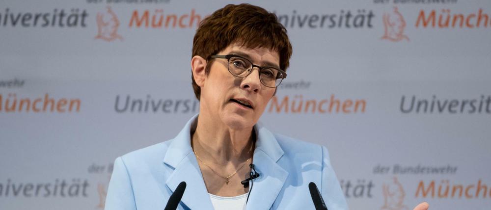 Annegret Kramp-Karrenbauer (CDU), Bundesverteidigungsministerin, spricht vor Studenten an der Universität der Bundeswehr. 