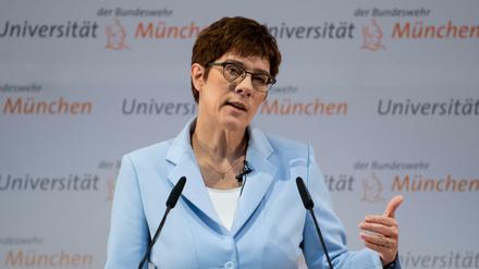 Annegret Kramp-Karrenbauer (CDU), Bundesverteidigungsministerin, spricht vor Studenten an der Universität der Bundeswehr. Kramp-Karrenbauer plant die Einrichtung eines Nationalen Sicherheitsrates in Deutschland.