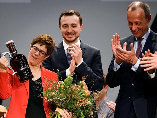 CDU-Spitzenpolitiker Annegret Kramp-Karrenbauer, Paul Ziemiak und Friedrich Merz (von links) bei einer Europawahlkampf-Veranstaltung im nordrhein-westfälischen Eslohe.