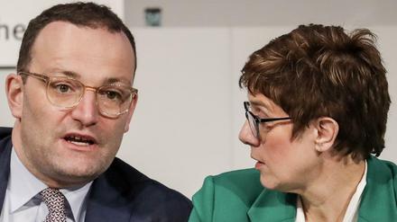 Spahn und AKK wollten beide CDU-Parteichef werden, und fürs Verteidigungsressort galt er auch als Anwärter. Beide Male "gewann" sie (Archivfoto vom Parteitag im Dezember 2018).