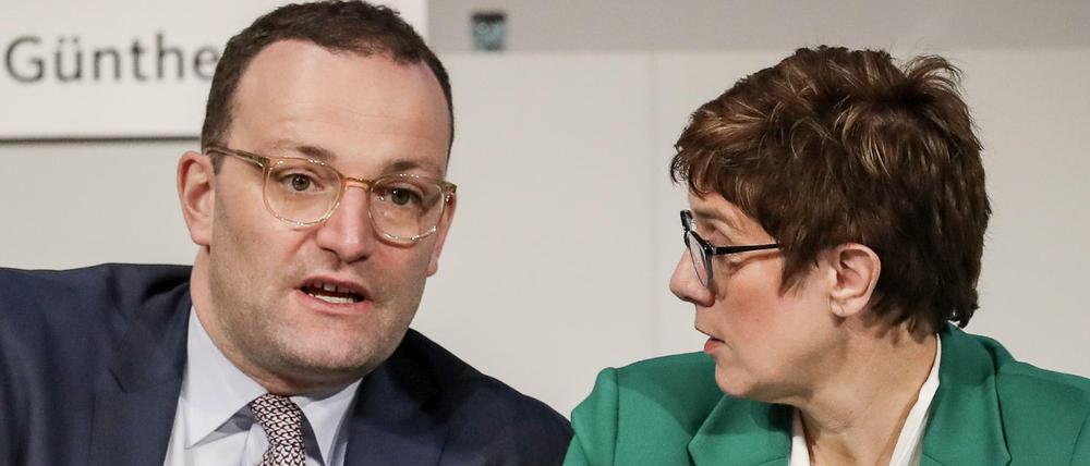 Spahn und AKK wollten beide CDU-Parteichef werden, und fürs Verteidigungsressort galt er auch als Anwärter. Beide Male "gewann" sie (Archivfoto vom Parteitag im Dezember 2018).