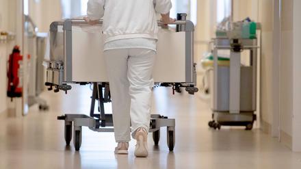 Die Deutsche Krankenhausgesellschaft hat sich für ein Ende der Corona-Isolationspflicht für Klinikbeschäftigte ohne Symptome ausgesprochen.