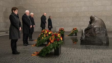 Deutsche Repräsentanten (u.a. Verteidigungsministerin Annegret Kramp-Karrenbauer, links) legen anlässlich des Volkstrauertages in der Neuen Wache in Berlin Blumen nieder. 