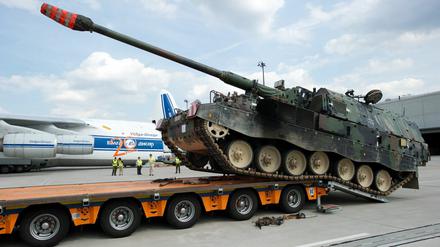 Erlaubte Ausfuhr. Eine Panzerhaubitze wird auf dem Flughafen Leipzig verladen. 