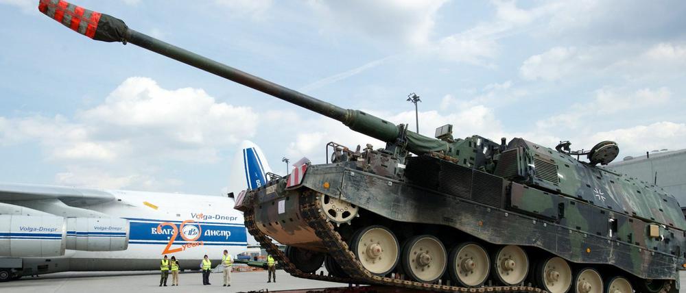 Erlaubte Ausfuhr. Eine Panzerhaubitze wird auf dem Flughafen Leipzig verladen. 