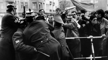 Polizisten gehen am 12.04.1968 auf dem John-F-Kennedy-Platz in Berlin mit Schlagstöcken gegen Demonstranten vor. 