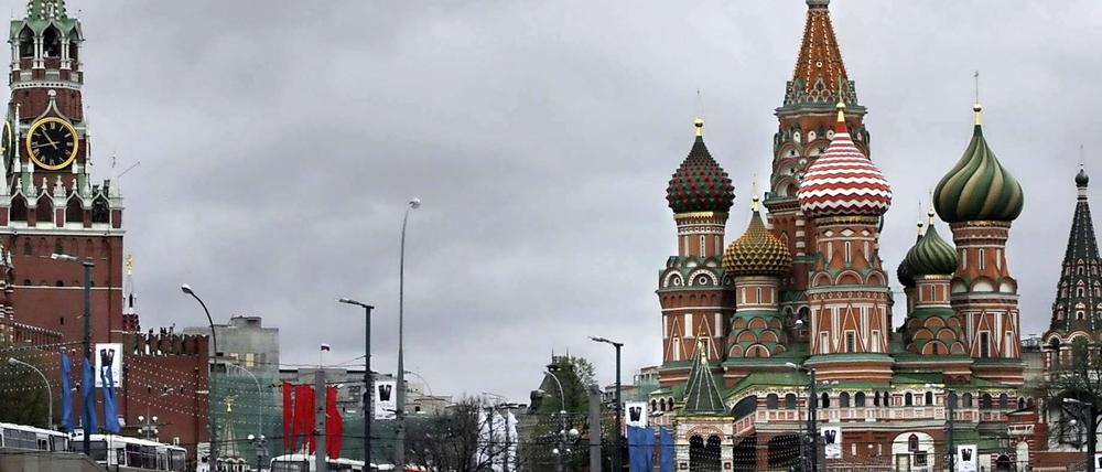 Blick auf den Kreml in Moskau mit Spasski-Turm (links) und Basilius-Kathedrale. 