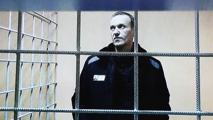 Alexej Nawalny, während einer Gerichtsverhandlung per Video aus einem Gefängnis zugeschaltet (Archivbild vom Dezember 2021)