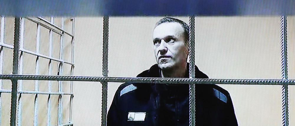 Alexej Nawalny, während einer Gerichtsverhandlung per Video aus einem Gefängnis zugeschaltet (Archivbild vom Dezember 2021)