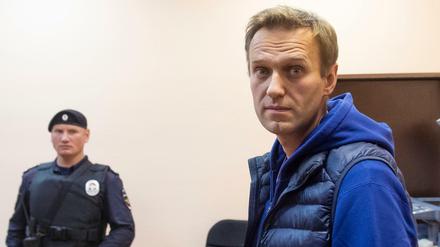 Der russische Kremlkritiker Alexej Nawalny wurde am Montag am Ende einer 30-tägigen Haftstrafe aus dem Gefängnis entlassen - und dann sofort wieder festgenommen. 