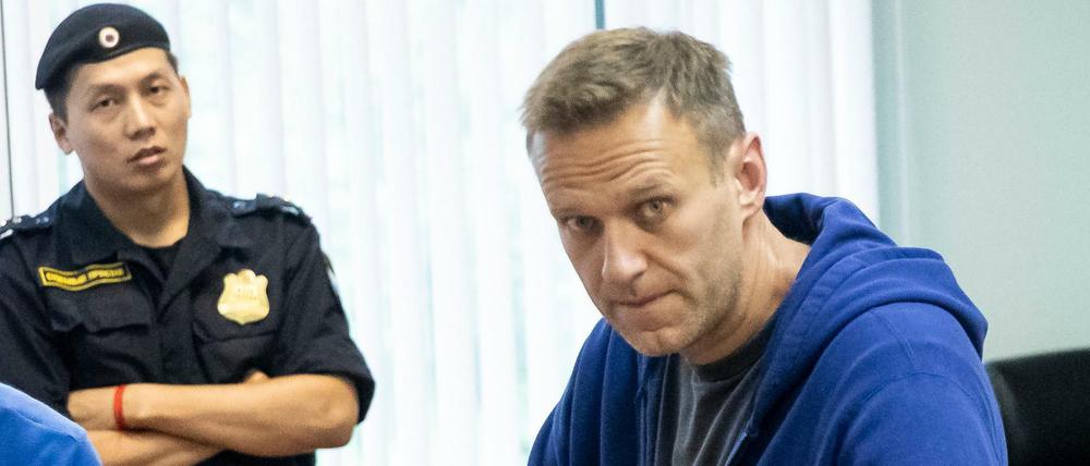Der Oppositionspolitiker Alexej Nawalny kam mit mysteriösen Symptomen ins Krankenhaus.