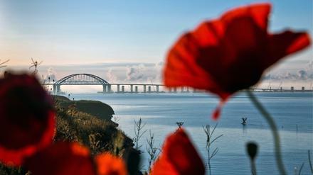 Eine 19 Kilometer lange Brücke zwischen Russland und der annektierten Krim überspannt die Meerenge von Kertsch.