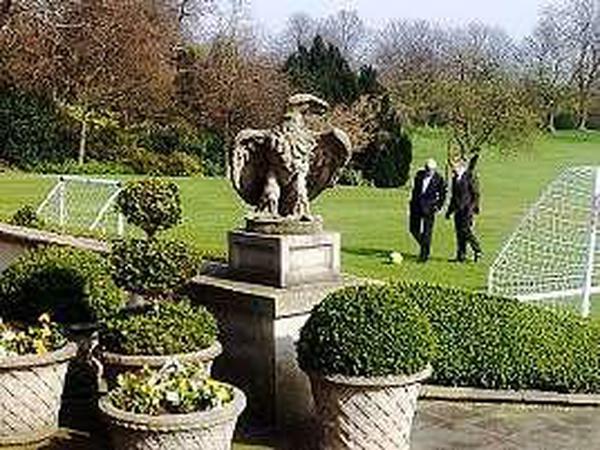 Wichtig ist auf dem Platz: US-Außenminister John Kerry und sein russischer Amtskollege Sergej Lawrow spazieren mit einem Fußball durch den Park der Residenz des US-Botschafters in London.
