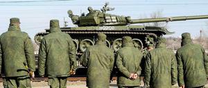 Gekommen um zu bleiben? Russische Soldaten beim Entladen von Militärfahrzeugen auf der halbinsel Krim am 31. März. 