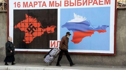 Mit allen Mitteln. Wahlplakate rufen die Krim-Bewohner auf, am Sonntag für den Anschluss an Russland zu stimmen.