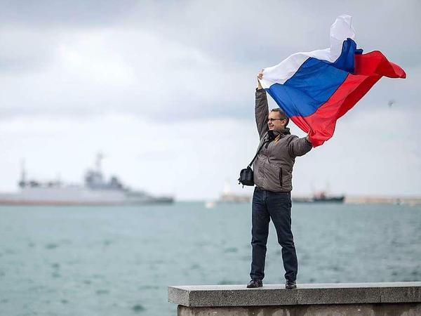 Mann lässt die russische Flagge wehen