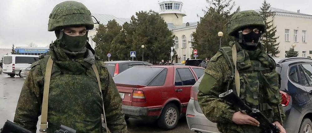 Bewaffnete Männer, der genaue Identität nicht bekannt ist, vor dem Airport Simferopol auf der Krim.