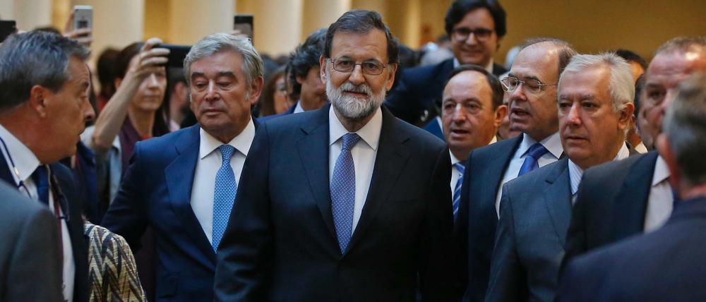 Alleine im Mittelpunkt. Spaniens Regierungschef Rajoy hat es in der Hand, den Konflikt zu entschärfen.