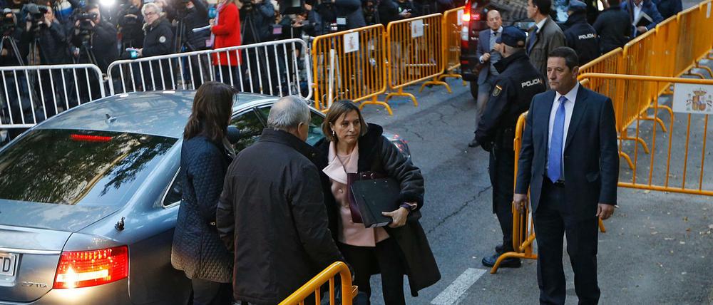 Die ehemalige Katalanische Parlamentspräsidentin, Carme Forcadell (M), kommt zum Obersten Gericht. 