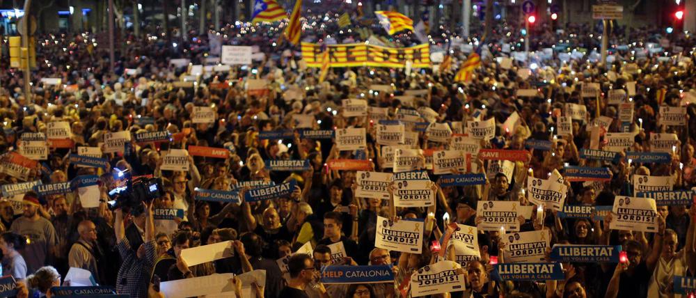 Die Inhaftierung zweier Anführer der katalanischen Unabhängigkeitsbewegung hat die Spannungen zwischen der spanischen Zentralregierung in Madrid und den Separatisten in Barcelona weiter verschärft. 