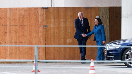 Horst Seehofer (CSU), Bundesminister für Inneres und Andrea Nahles, Vorsitzende der SPD, kommen nach einem Treffen mit Kanzlerin Merkel (CDU) aus dem Bundeskanzleramt. 