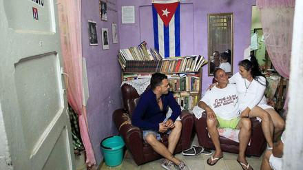 Wieder zuhause: Angel Figueredo (Mitte) mit seiner Ehefrau Haydee Gallardo und seinem Sohn Reynier in Havana. Figueredo und Gallardo, Mitglied der Dissidentengruppe "Ladies in White", gehören zu den ersten Häftlingen, die freigelassen wurden. 