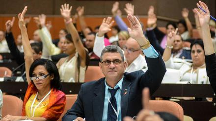 Kubanische Parlamentarier heben die Hand bei der Schlusssitzung der ersten Legislaturperiode.