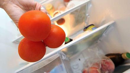 Tomaten vor einem Kühlschrank