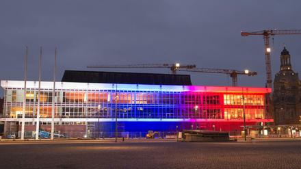 Der Dresdner Kulturpalast wird zum Gedenken an die Opfer von St. Petersburg in den russischen Farben angestrahlt.