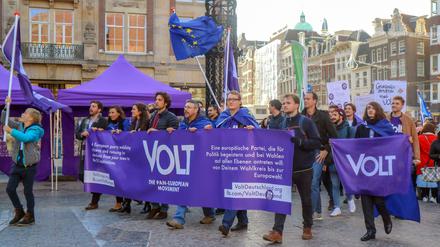 Eine Chance auch für die ganz Kleinen? Mitglieder und Anhänger der proeuropäischen Partei Volt ziehen mit Flaggen und Bannern in Amsterdam.