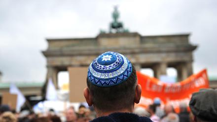 Ein Teilnehmer einer Kundgebung trägt eine Kippa vor dem Brandenburger Tor (Archivbild).