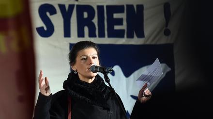 Linksfraktionschefin Sahra Wagenknecht hält den Einsatz für völkerrechtswidrig.