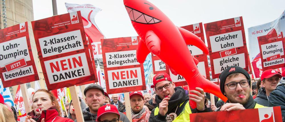 Mehrere hundert Demonstranten haben im April in München mit Fahnen und Plakaten an der DGB-Kundgebung gegen Missbrauch von Leiharbeit und Werkverträgen teilgenommen. 